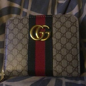 GUCCI ZIP AROUND WALLET